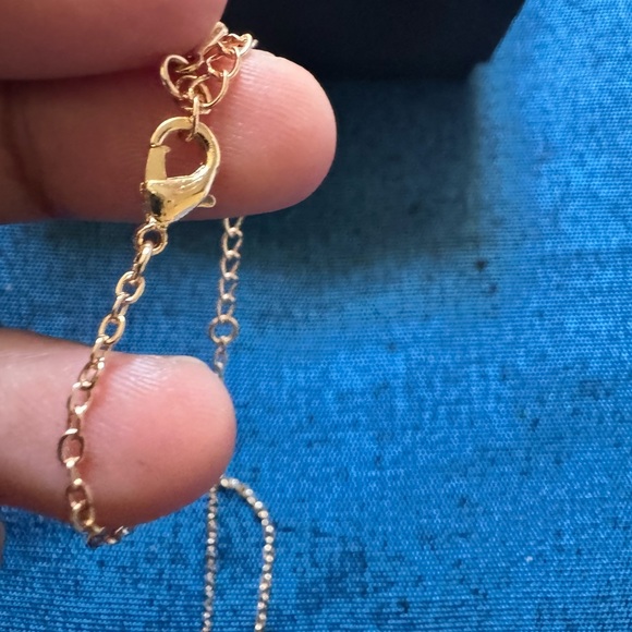 Elegant Gold Necklace with Green Pendant - Picture 4 of 5